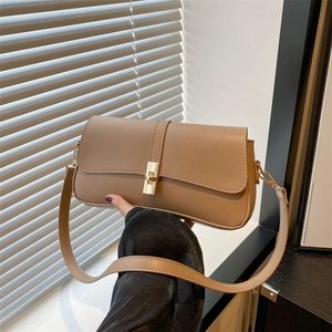 Sac bandoulière élégant kaki avec fermoir en métal doré pour femme sous lumière naturelle