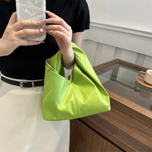 Borsa a nuvola verde neon in morbida pelle pieghettata con manico a nodo da donna