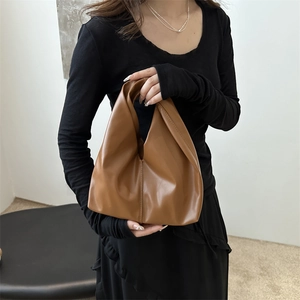 Borsa a mano a nuvola plissettata marrone in morbida pelle PU per lo stile quotidiano donna