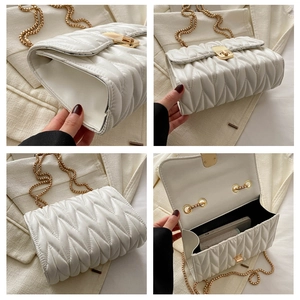 Collage du sac matelassé blanc montrant la capacité intérieure et les détails de couture