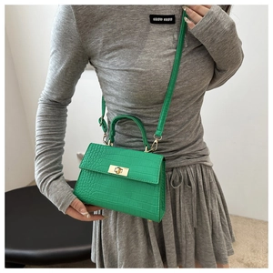 Détail du mini sac vert émeraude à motif crocodile avec fermoir doré et poignée élégante