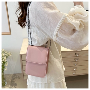 Détail du sac à téléphone en cuir PU rose clair avec fine bandoulière en chaîne noire