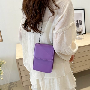 Sacoche de téléphone verticale violette avec chaîne en métal portée par un mannequin