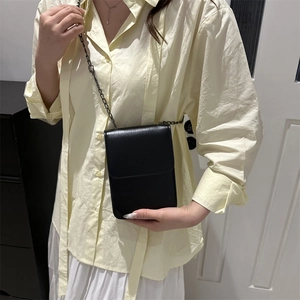 Petit sac à bandoulière noir minimaliste pour téléphone avec fine chaîne en métal chic