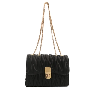 Sac bandoulière matelassé noir avec chaîne dorée et texture à motif matelassé
