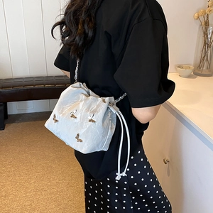 Bolso bandolera plisado gris claro elegante con dijes de mariposa y cadena de plata