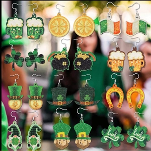 Dettaglio di 12 orecchini glitterati per San Patrizio con motivi di quadrifoglio
