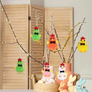 Pollitos de Pascua coloridos de peluche colgando para decoraciones de fiesta primaveral