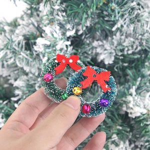 Mini couronnes de Noël avec nœuds rouges et cloches colorées pour décoration de sapin