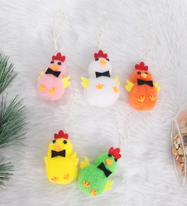 Set de cinco coloridos pollitos de Pascua de peluche con cordones para colgar