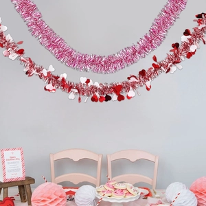 Herzförmige Lametta-Girlanden in Rosa und Rot für die Valentinstag-Partydekoration