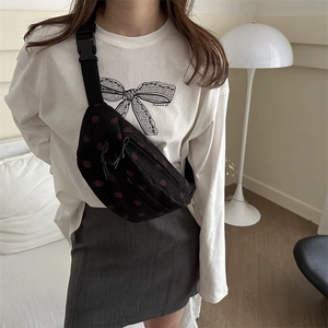 Leuke zwarte corduroy borsttas met rode aardbeien borduursels voor dames casual
