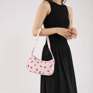 Rosa Cord-Sichelbag mit Erdbeermuster für Damen in einem stilvollen Baguette-Stil