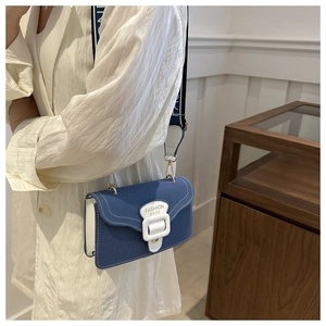 Blaue Stoff-Umhängetasche mit breitem Logo-Gurt und modischen Textdetails