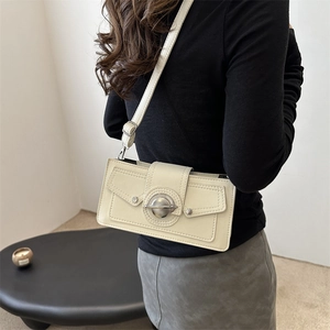 Sac bandoulière crème élégant avec boucle métallique et fine sangle réglable