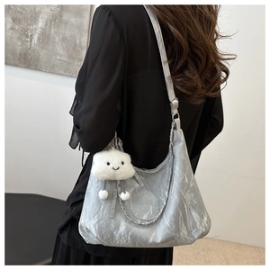 Borsa hobo argento stropicciata con catena in metallo e ciondolo a nuvola bianca