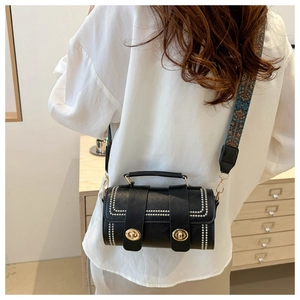 Sac bandoulière cylindrique noir tendance avec sangle jacquard vintage sur modèle
