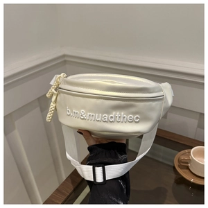 Détail du sac banane blanc crème avec broderie et tirette de fermeture éclair tressée