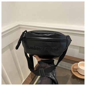 Gros plan d'un sac banane noir en cuir PU avec broderie blanche et sangle en nylon