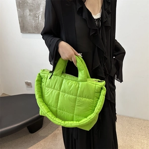 Fluoreszierend grüne Stepp-Tragetasche mit breitem Gurt und minimalistischem Crossbody-Stil