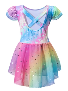 Détail du dos à lanières croisées et jupe en tulle arc-en-ciel avec étoiles argentées