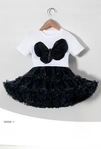 Dettaglio maglietta bianca da bambina con fiocco in tulle e gonna tutu nera
