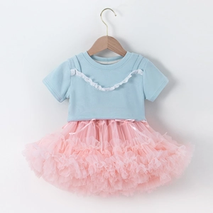 Détail d'une tenue d'été bébé fille avec haut en dentelle bleue et jupe tutu en tulle rose