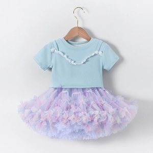 Détail du haut en dentelle bleue pour bébé fille et jupe tutu arc-en-ciel pastel