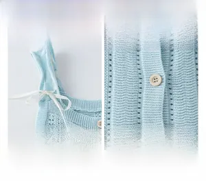 Dettaglio del gilet in maglia traforata azzurro con fiocco in raso e bottoni opachi
