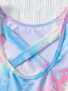Détail d'une robe de ballet arc-en-ciel avec bretelles croisées et coutures de précision