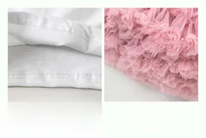 Dettaglio di cucitura piatta su cotone e strati della gonna tutù in tulle rosa soffice