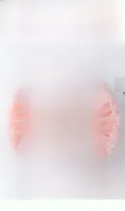 Détail du tissu en maille rose à volants superposés pour une robe de bébé princesse
