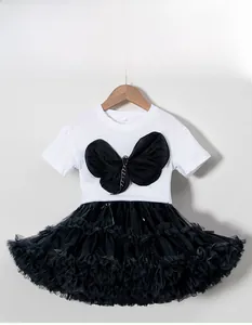 Dettaglio maglietta bianca da bambina con grande fiocco in tulle e gonna tutu a balze