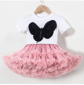 Dettaglio maglietta bianca con farfalla nera e gonna a tutu rosa a strati per bimba