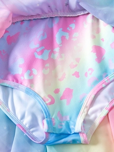 Détail de robe de ballet pour filles avec imprimé léopard arc-en-ciel et short élastique