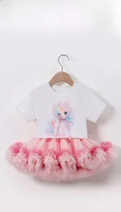 Détail d'un ensemble t-shirt licorne en coton et jupe tutu en tulle rose fille
