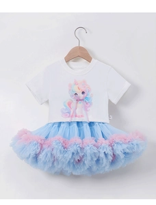 Détail du t-shirt licorne pour fille avec jupe tutu multicouche bleu et rose