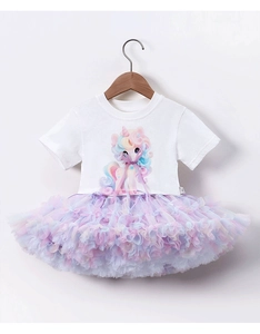 Détail d'un haut licorne pour fille et d'une jupe tutu en tulle multicolore multicouche