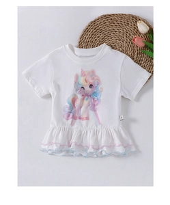 Détail du t-shirt blanc en coton avec imprimé licorne et ourlet à basque volanté bicolore