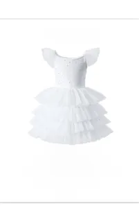 Détail de la robe de princesse blanche à paillettes avec jupe en tulle à plusieurs niveaux