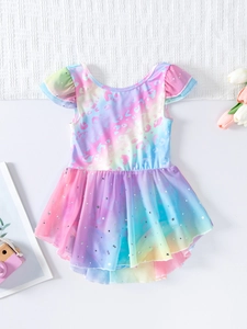 Détail de robe ballet fille avec tutu pailleté arc-en-ciel et manches à volants