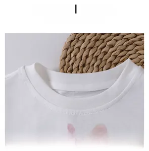 Détail du col en coton blanc côtelé avec des coutures soignées et motif rose