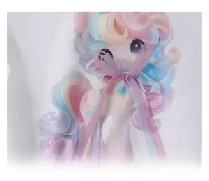 Détail de l'imprimé cerf coloré avec un nœud en organza 3D sur t-shirt blanc enfant
