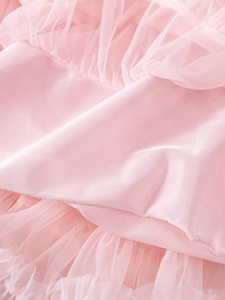 Vue détaillée du tissu en tulle rose multicouche et de la doublure en maille d'un tutu