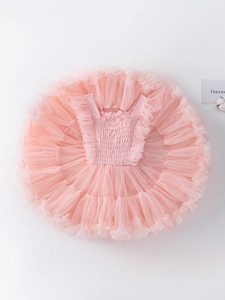 Robe de princesse rose avec manches à volants, buste froncé et détail nœud perlé