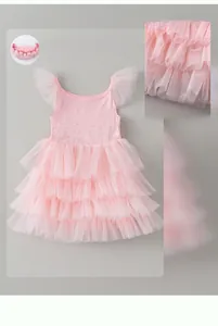 Détail de la robe rose à volants pour filles avec manches papillon et strass brillants