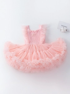 Robe rose bébé avec manches volantées, jupon en tulle et nœud de perles