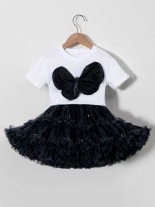 Completo estivo da bambina con maglietta bianca con fiocco e gonna tutu nera a strati