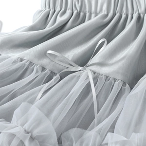 Détail macro de taille élastique avec nœud et tulle multicouche sur jupe tutu crème
