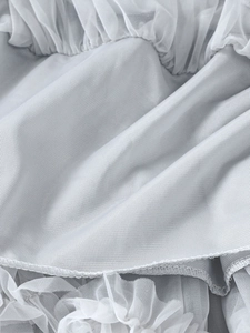 Gros plan détaillé du tissu en tulle blanc cassé avec des coutures plissées délicates
